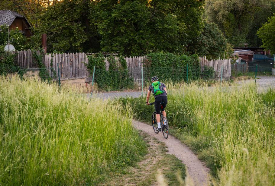 Jeden pár a osamělý cyklista. Jinak je na Slatinách pusto.