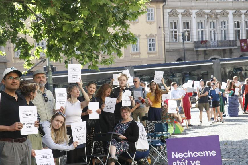 Tak dlouhá a naštvaná fronta před sněmovnou ještě nestála. Zlobí se na Babišovu vládu