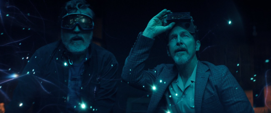 Alfred Molina a Denis O'Hare v seriálu The Boroughs (2026).