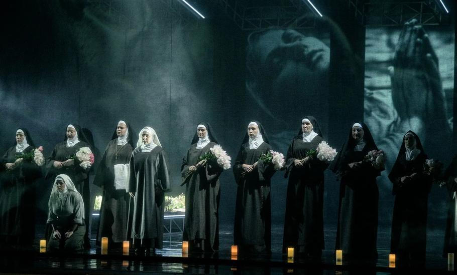 Opera Dialogy karmelitek sleduje příběh mladé a úzkostné dívky, která vstoupí do karmelitánského kláštera ve snaze uniknout strachu z okolního světa. Ocitá se ale pod tlakem teroru velké francouzské revoluce.