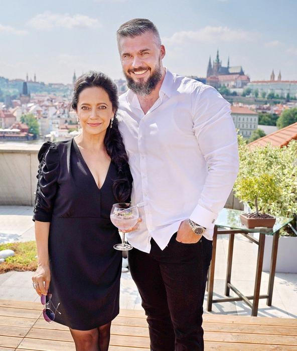 Starší žena, mladší muž, žena