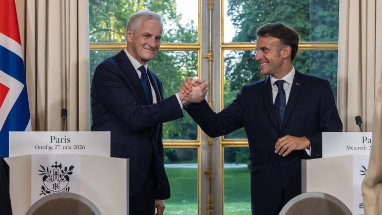 Norský premiér Jonas Gahr Störe (vlevo) podepsal ve středu v Paříži s francouzským prezidentem Emmanuelem Macronem novou obrannou dohodu; 27. května 2026.