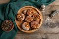 Tray,With,Baked,Garlic,,Rosemary,,Peppercorns,And,Thyme,On,Wooden