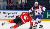 Dylan Cozens a Justin Faulk v zápase MS 2026 Kanada - USA
