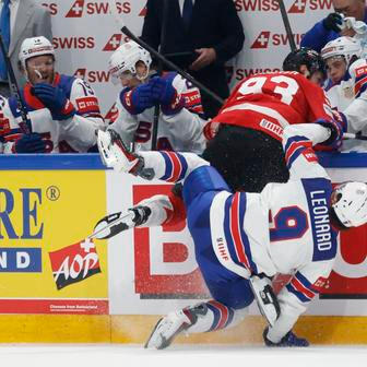 Fraser Minten a Ryan Leonard v zápase MS 2026 Kanada - USA