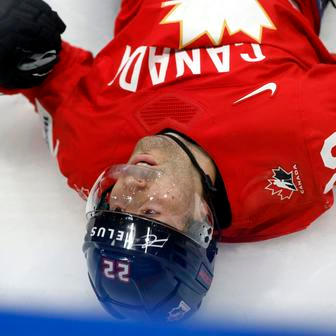 Zraněný Evan Bouchard v zápase MS 2026 Kanada - USA
