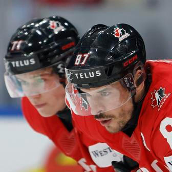 Sidney Crosby a Macklin Celebrini v zápase MS 2026 Kanada - USA