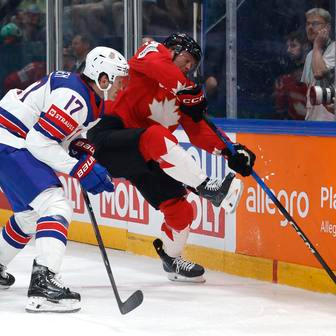 Morgan Rielly a Will Borgen v zápase MS 2026 Kanada - USA