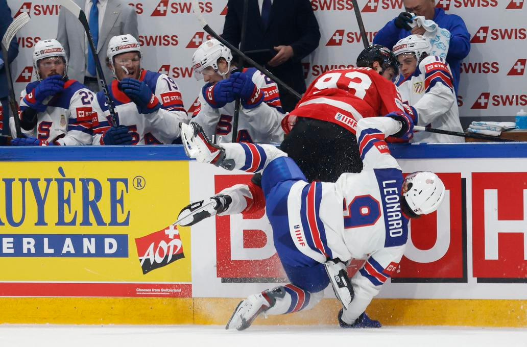 Fraser Minten a Ryan Leonard v zápase MS 2026 Kanada - USA