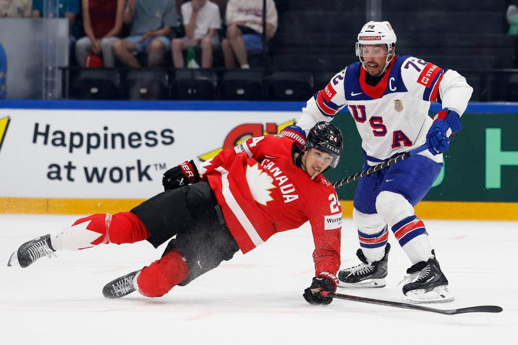 Dylan Cozens a Justin Faulk v zápase MS 2026 Kanada - USA