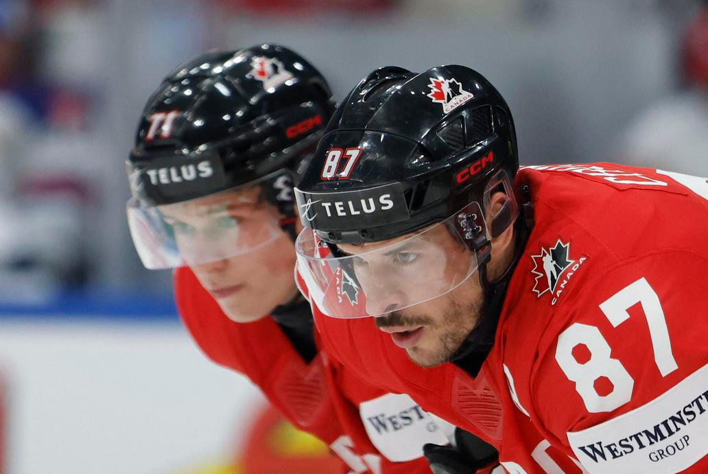 Sidney Crosby a Macklin Celebrini v zápase MS 2026 Kanada - USA