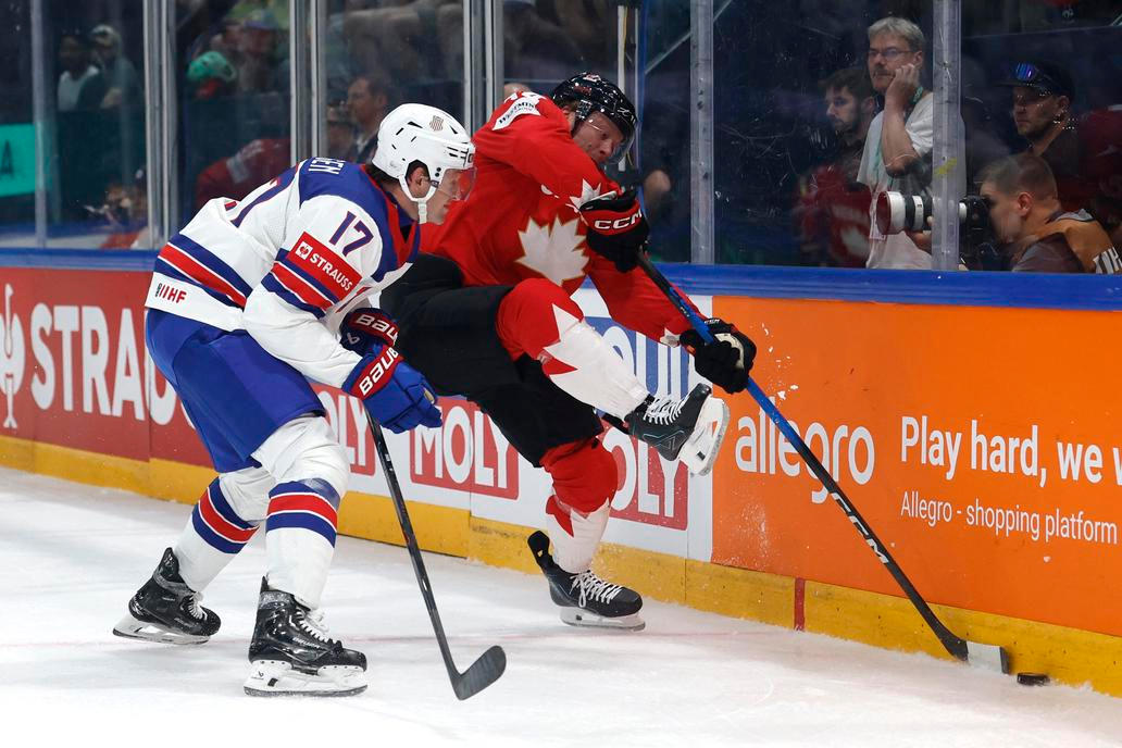 Morgan Rielly a Will Borgen v zápase MS 2026 Kanada - USA