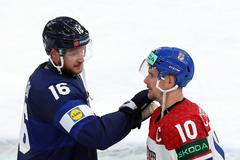 Aleksander Barkov a Roman Červenka po čtvrtfinále Česko - Finsko na MS 2026 v hokeji