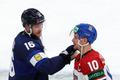 Aleksander Barkov a Roman Červenka po čtvrtfinále Česko - Finsko na MS 2026 v hokeji