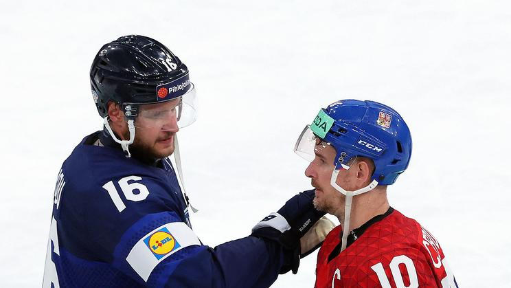 Aleksander Barkov a Roman Červenka po čtvrtfinále Česko - Finsko na MS 2026 v hokeji