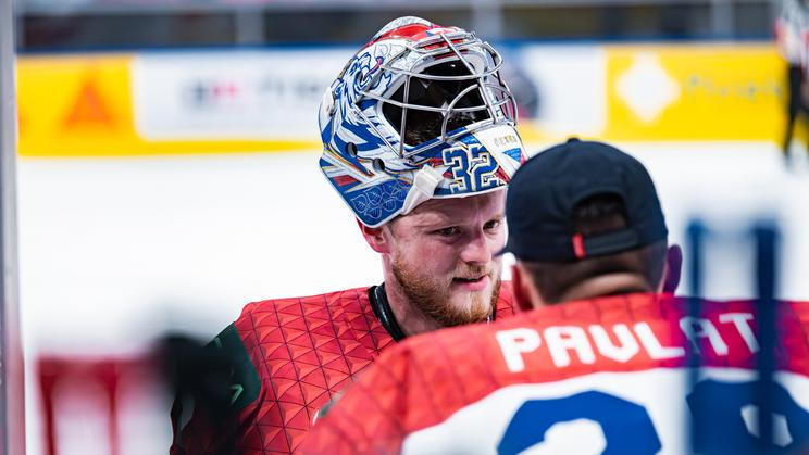 Josef Kořenář a Dominik Pavlát v zápase MS 2026 Česko - Finsko