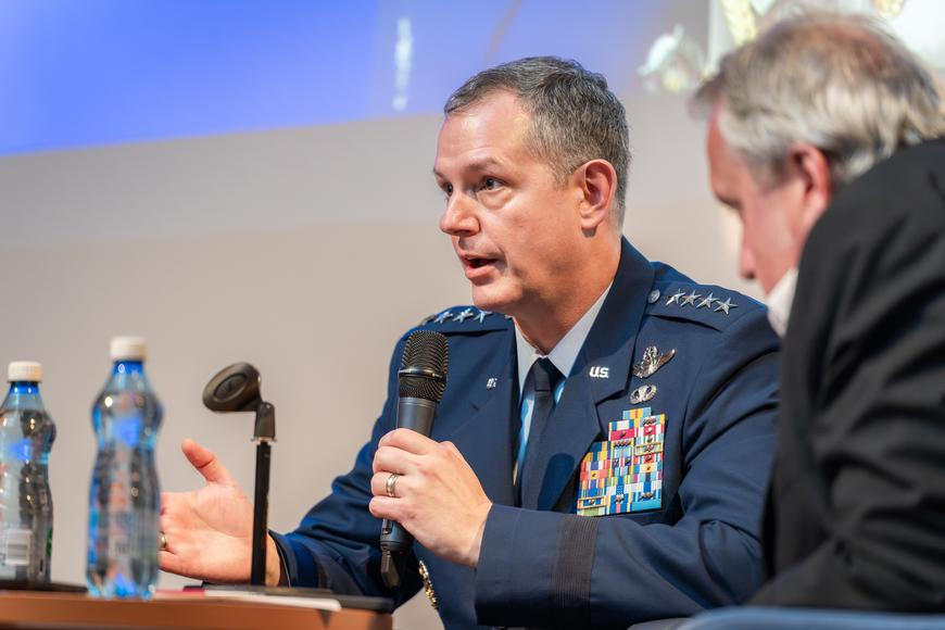 Klíčový velitel NATO zmínil téma, které Babiše bolí. Řehka sklidil ovace vestoje