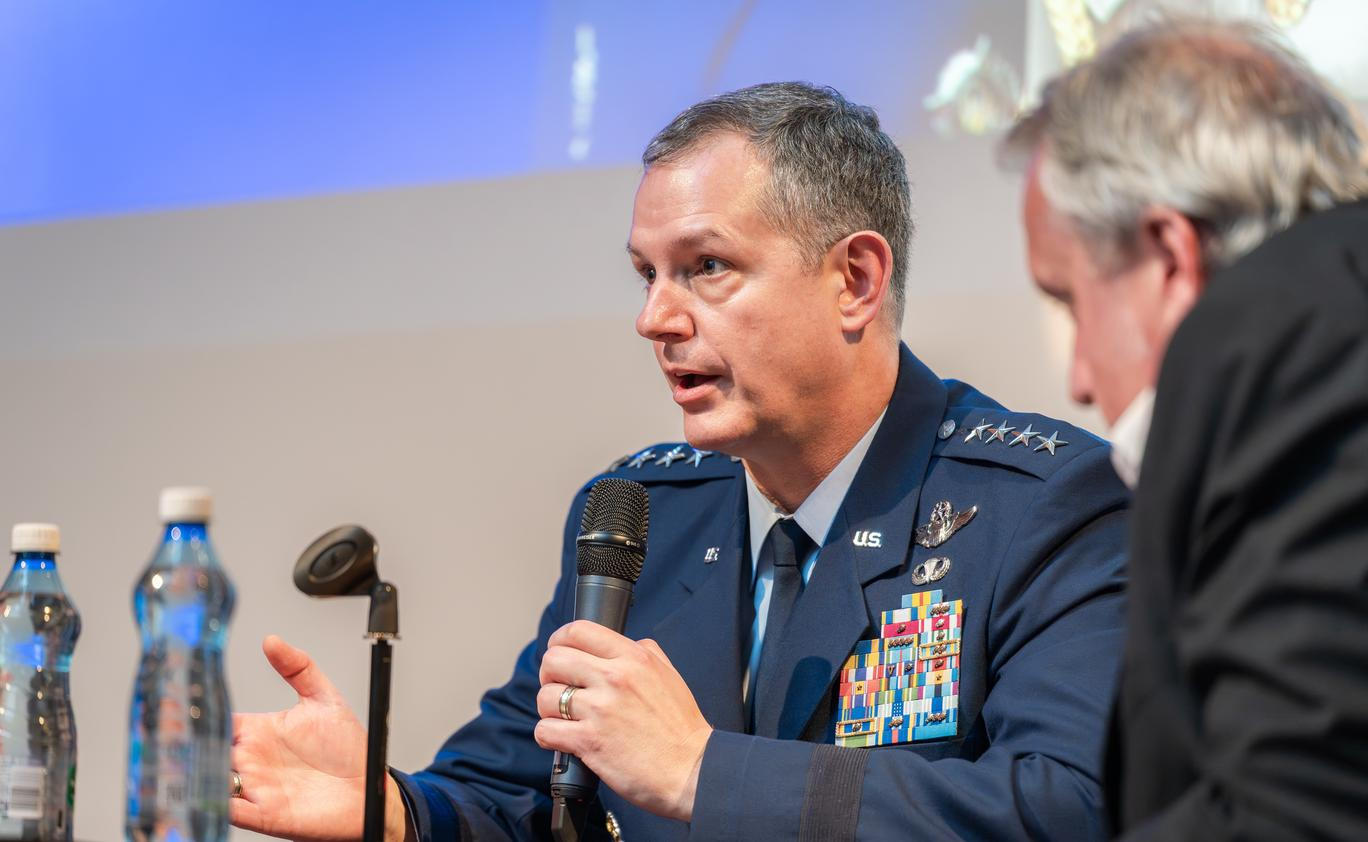 Debaty na CEVRO Univerzitě se zúčastnil náčelník generálního štábu Karel Řehka a vrchní velitel spojeneckých sil NATO v Evropě Alexus Grynkewich. Událost pak moderoval bezpečnostní expert Tomáš Pojar.