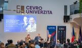 „Pokud se podíváte na dokumenty národní bezpečnostní a obranné strategie USA, píše se v nich: ‚Chceme spojence, nikoliv závislé osoby‘. To je téměř přímá citace,“ uvedl Grynkewich. Podle něj je očekáváním Washingtonu vyváženější vztah, kde evropští spojenci dělají více pro svou vlastní konvenční obranu. 