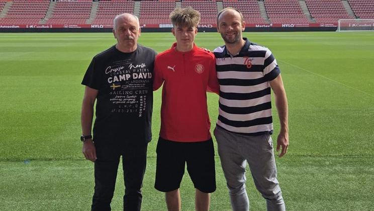 Ondřej Stejskal s Janem a Stanislavem Levými na stadionu v Gironě