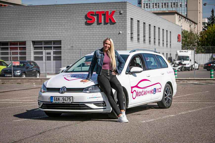 Myslely si, že řídit auto se nikdy nenaučí. Pak změnily autoškolu a nestačily se divit