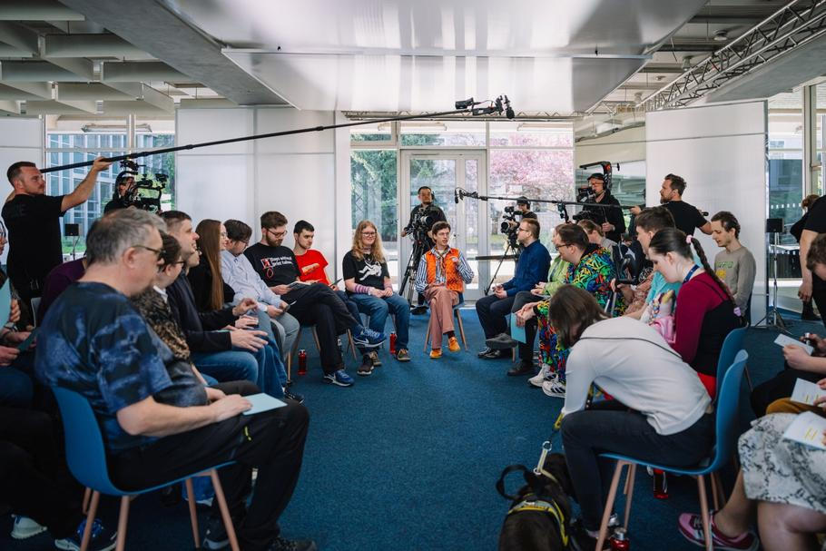 Často nečekaným otázkám bude v talkshow České televize s názvem Na jednoho čelit i herec Jan Cina.