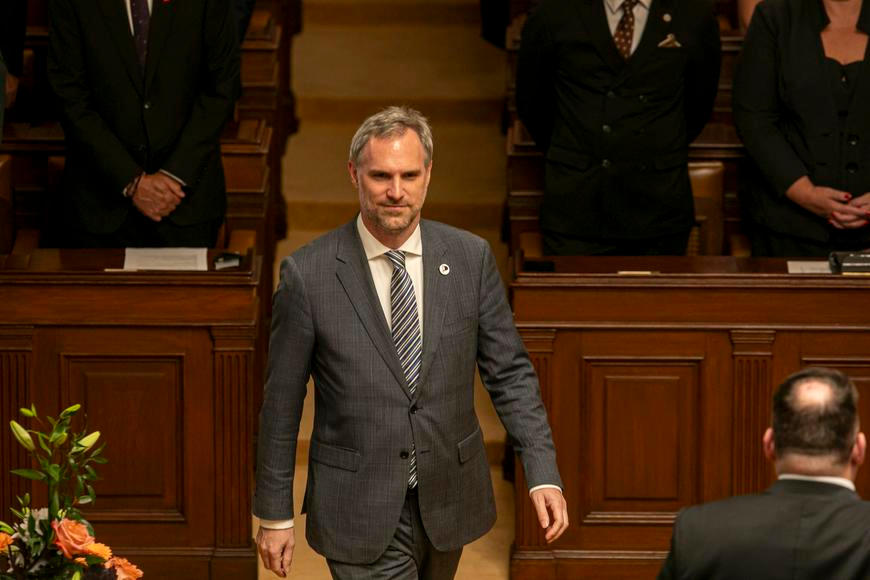 Vyostřená debata o bydlení: Hřib řečnil přes hodinu, Kupka brojí proti regulaci