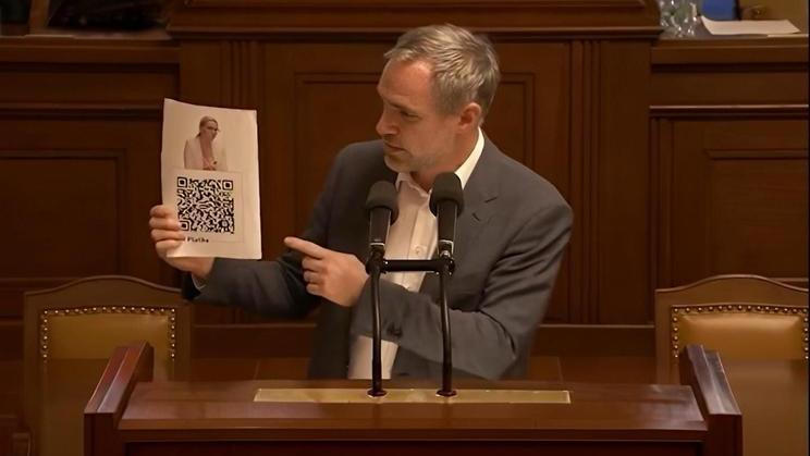 Zdeněk Hřib dráždil ministryni Mrázovou QR kódem na dva miliony korun.