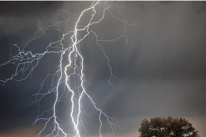 Meteorologové zpřísnili výstrahu před bouřkami, čekají přívalový déšť i prudký vítr