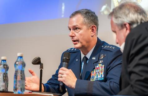 Debaty na CEVRO Univerzitě se zúčastnil náčelník generálního štábu Karel Řehka a vrchní velitel spojeneckých sil NATO v Evropě Alexus Grynkewich. Událost pak moderoval bezpečnostní expert Tomáš Pojar.