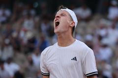 Jakub Menšík v zápase třetího kola Roland Garros 2026 proti Alexi de Minaurovi