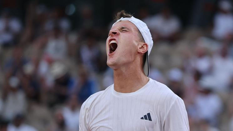 Jakub Menšík v zápase třetího kola Roland Garros 2026 proti Alexi de Minaurovi