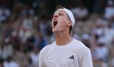 Jakub Menšík v zápase třetího kola Roland Garros 2026 proti Alexi de Minaurovi
