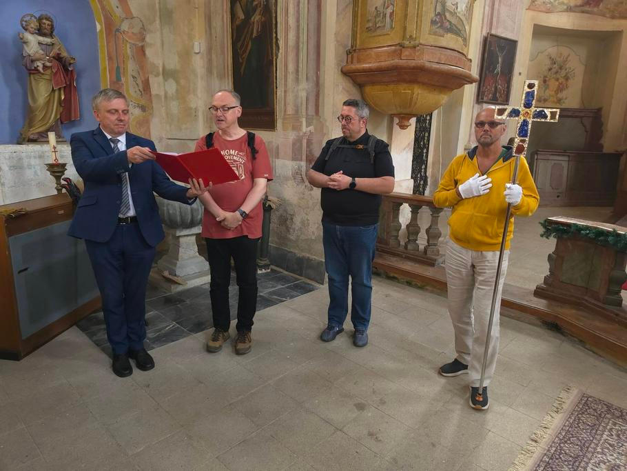 Svátek svaté Zdislavy zahájil arcibiskup Stanislav Přibyl (druhý zleva) v civilním oděvu, následuje totiž pěší pouť.