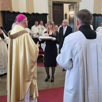 Zůstane tam vystavena do večera. Církev ji pak chce uložit, z bezpečnostních důvodů ale nesdělí, kam.