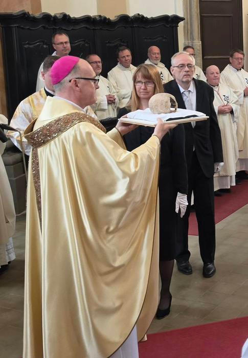 Arcibiskup relikvii před davy v bazilice opatrně zdvihl nad hlavu a poté uložil na hlavní oltář.