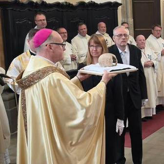Arcibiskup relikvii před davy v bazilice opatrně zdvihl nad hlavu a poté uložil na hlavní oltář.