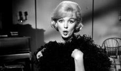 V muzikálu Pojď, budeme se milovat (1960) si Marilyn Monroe zahrála a zazpívala spolu s Yvesem Montandem.
