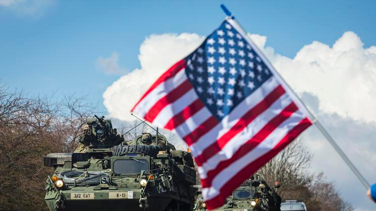Dragoon ride - americký konvoj na cestě, obrněné vozidlo Stryker