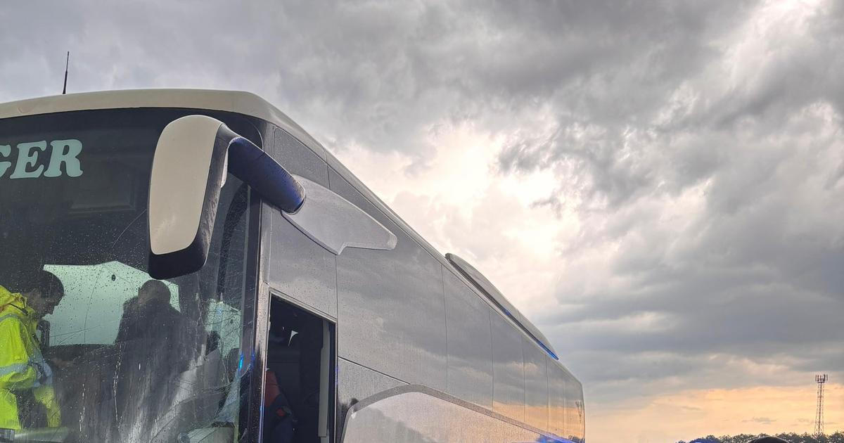 U Boršova nad Vltavou se srazil autobus s autem, záchranáři ošetřili 13 lidí