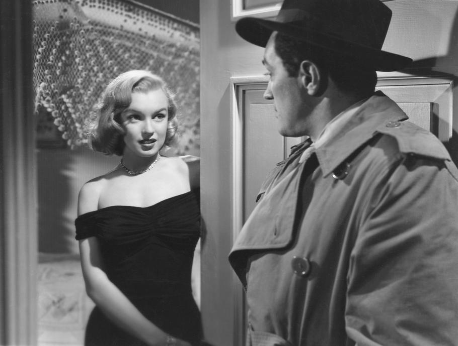 Díky roli vydržované milenky v noirovém dramatu Asfaltová džungle upoutala začínající Marilyn Monroe pozornost hollywoodských producentů. 