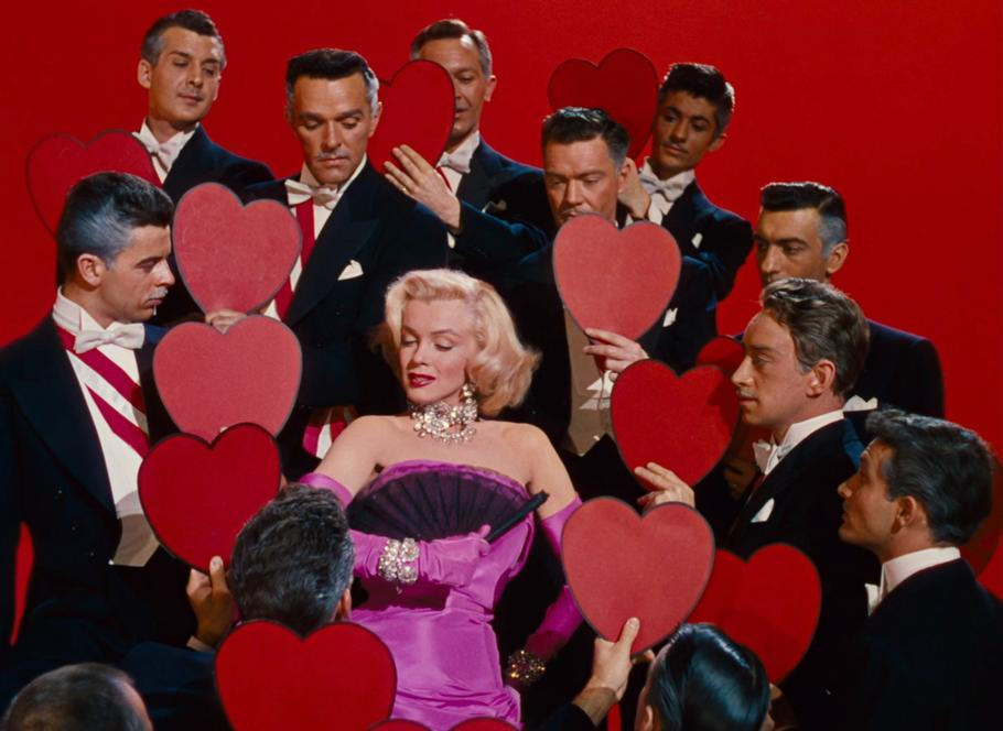 Velkolepé hudební číslo Diamonds Are a Girl's Best Friend, v němž ve filmu Páni mají radši blondýnky Monroe vystupuje v růžových šatech bez ramínek, se stalo často napodobovanou součástí pop kultury.