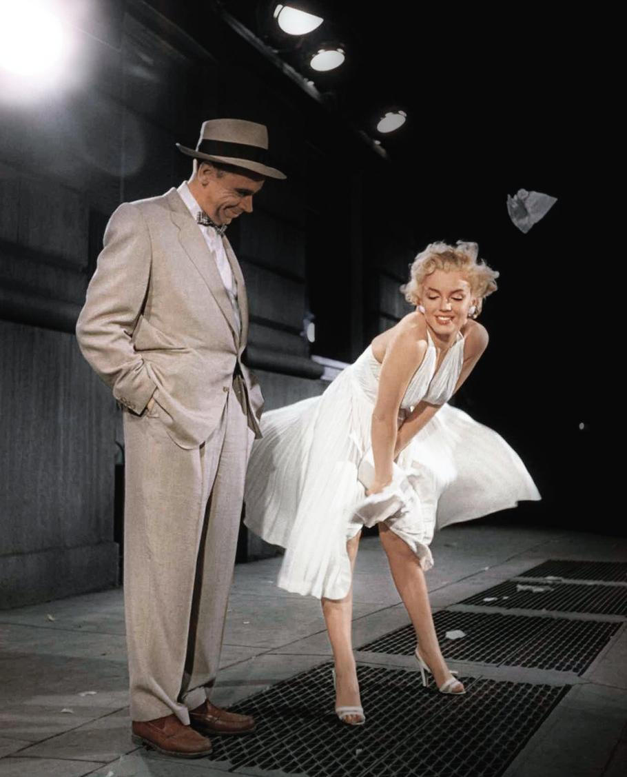 Marilyn Monroe a Tom Ewell v ikonické scéně komedie Slaměný vdovec. 