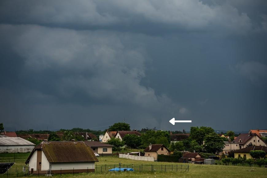 Nad Českem se zřejmě objevilo tornádo. Meteorologové prosí o pomoc