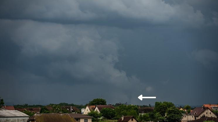 Jih Čech dnes odpoledne zasáhly silné bouřky, které zaplavily sklepy a kácely stromy.