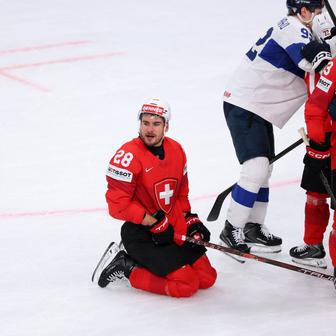 Timo Meier po jednom ze soubojů před brankou