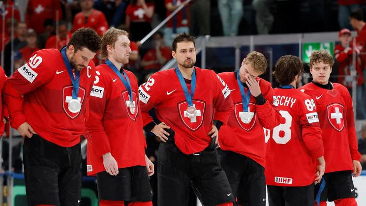 Nino Niederreiter (uprostřed) po finálové porážce