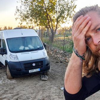 V Maroku večer v dešti zapadli v kopci do hlubokého bláta. Dodávku vykopali s pomocí místních až po 6 hodinách.