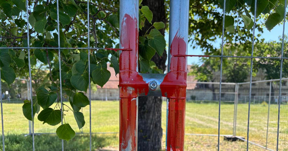 Lovci komunistů jdou do akce. Posvítí si na ostatky objevené v místě masakru