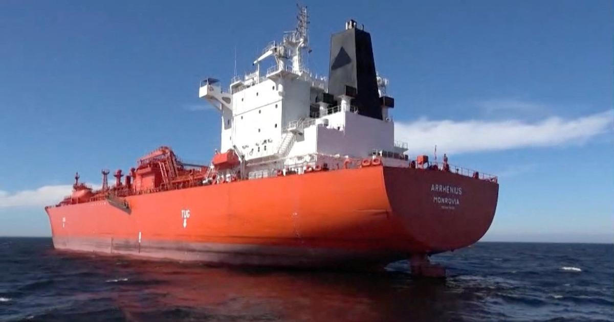 Francie zadržela tanker plující z Ruska, na který byly uvaleny sankce, uvedl Macron